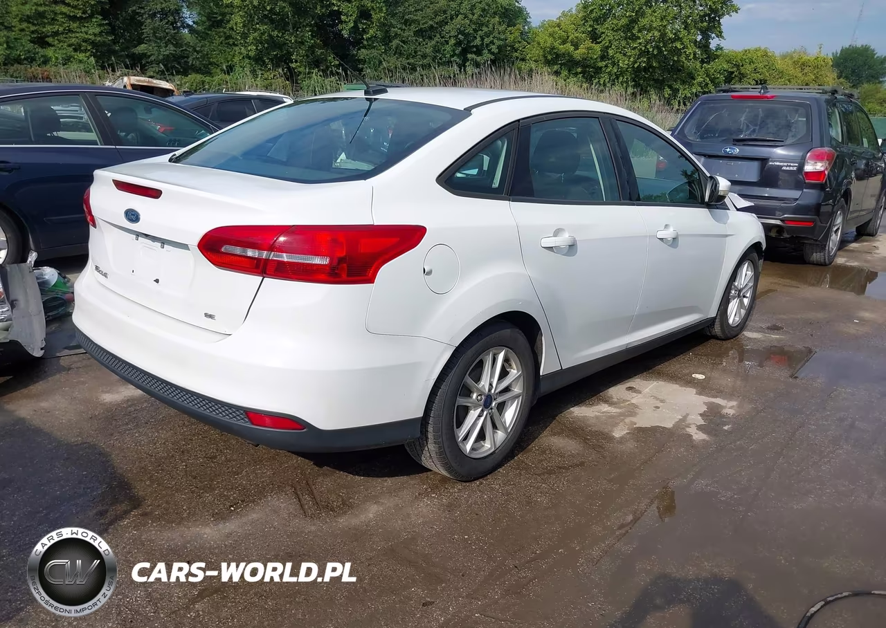 2016 Ford Focus Se VIN:1FADP3F28GL240421 - 4