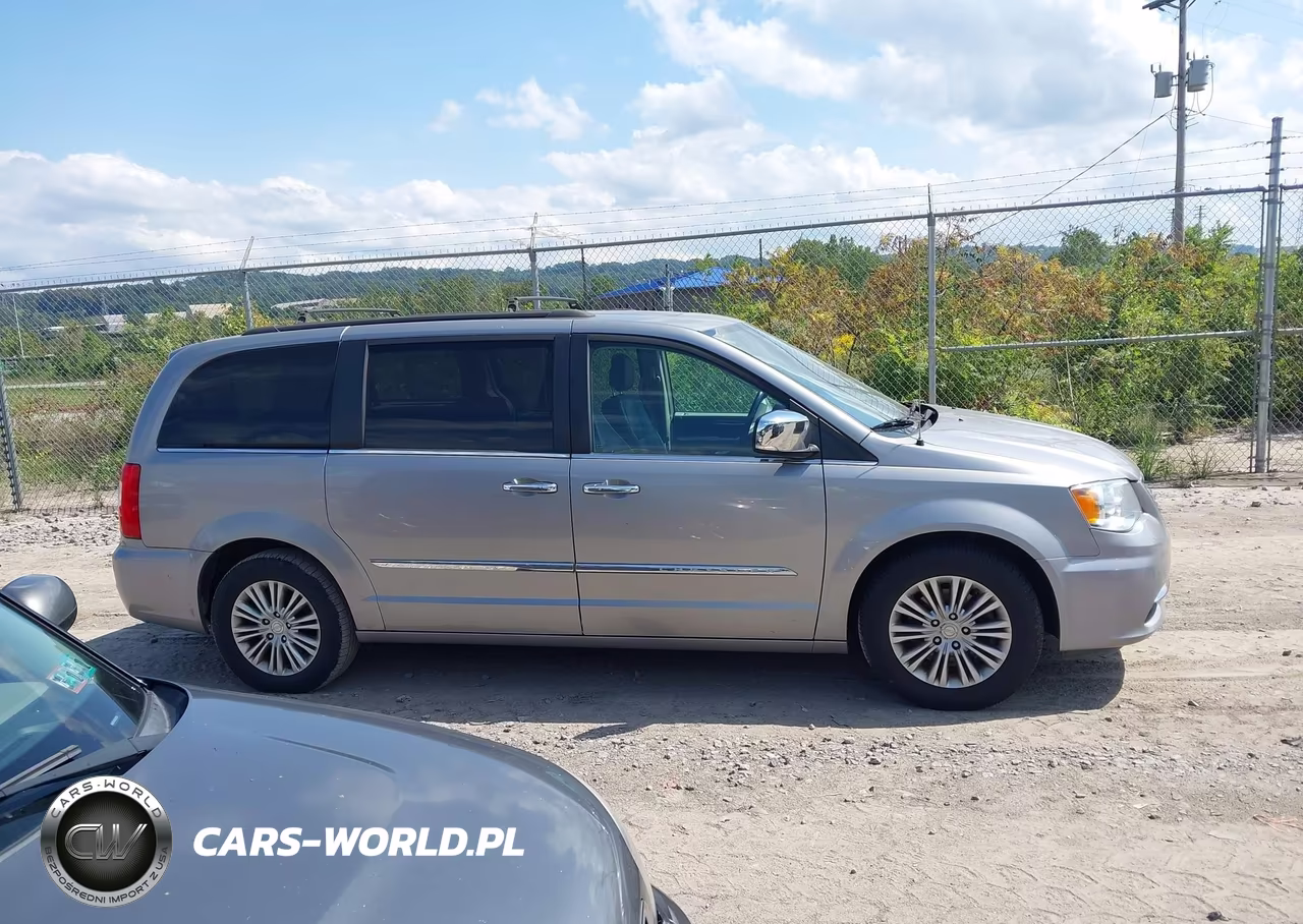 2016 Chrysler Town & Country Touring-L Anniversary Edition VIN:2C4RC1CG8GR129942 - 13