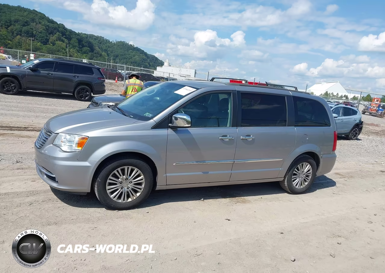 2016 Chrysler Town & Country Touring-L Anniversary Edition VIN:2C4RC1CG8GR129942 - 14