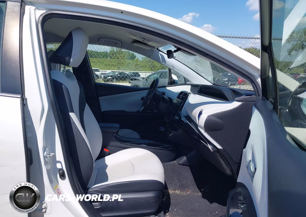 2016 Toyota Prius Three Touring VIN:JTDKARFU8G3515406 - 5
