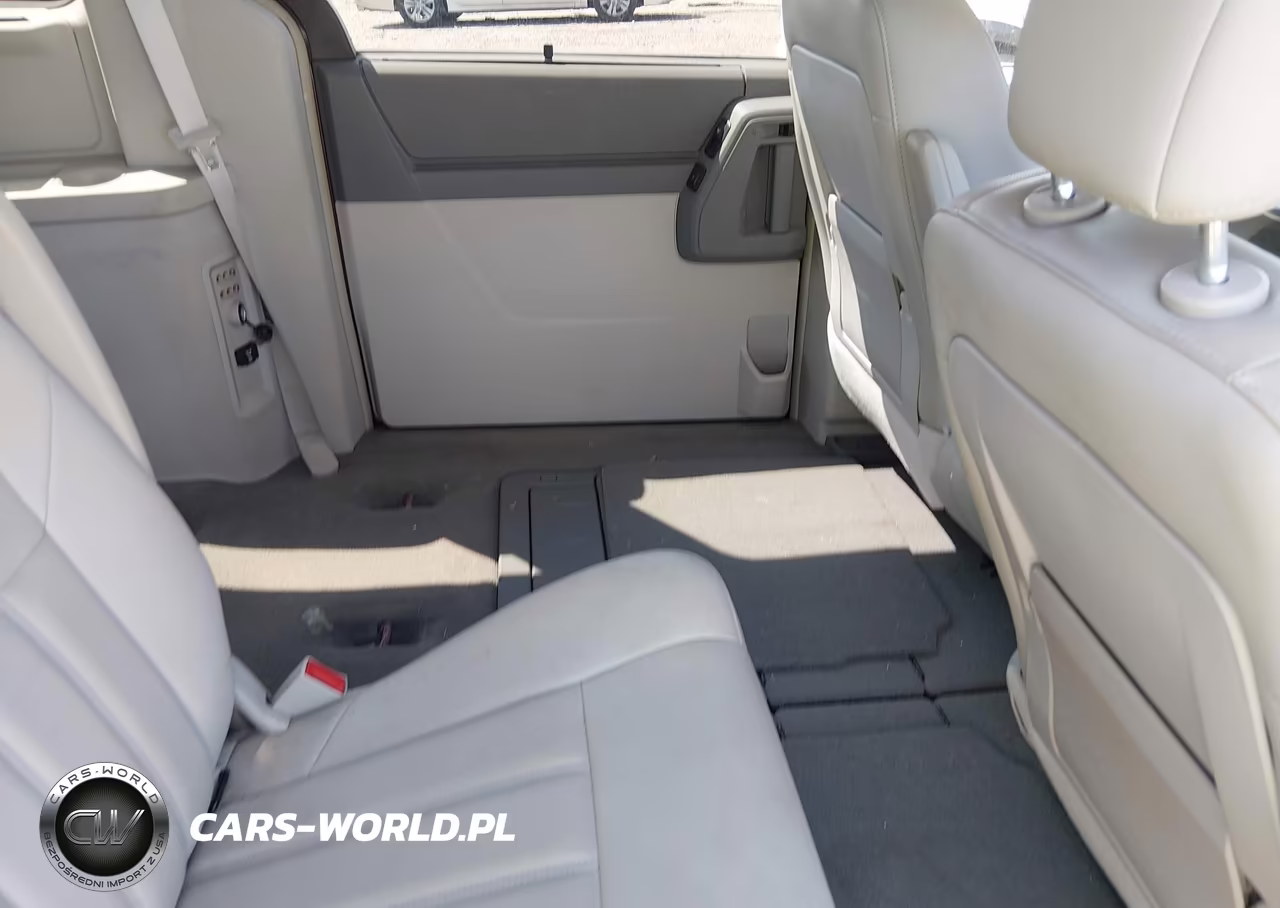 2008 Chrysler Town & Country Touring VIN:2A8HR54P98R663462 - 8