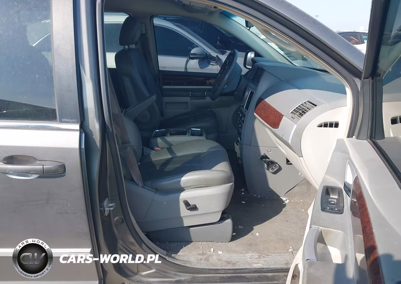 2010 Chrysler Town & Country Touring VIN:2A4RR5DX5AR240227 - 5