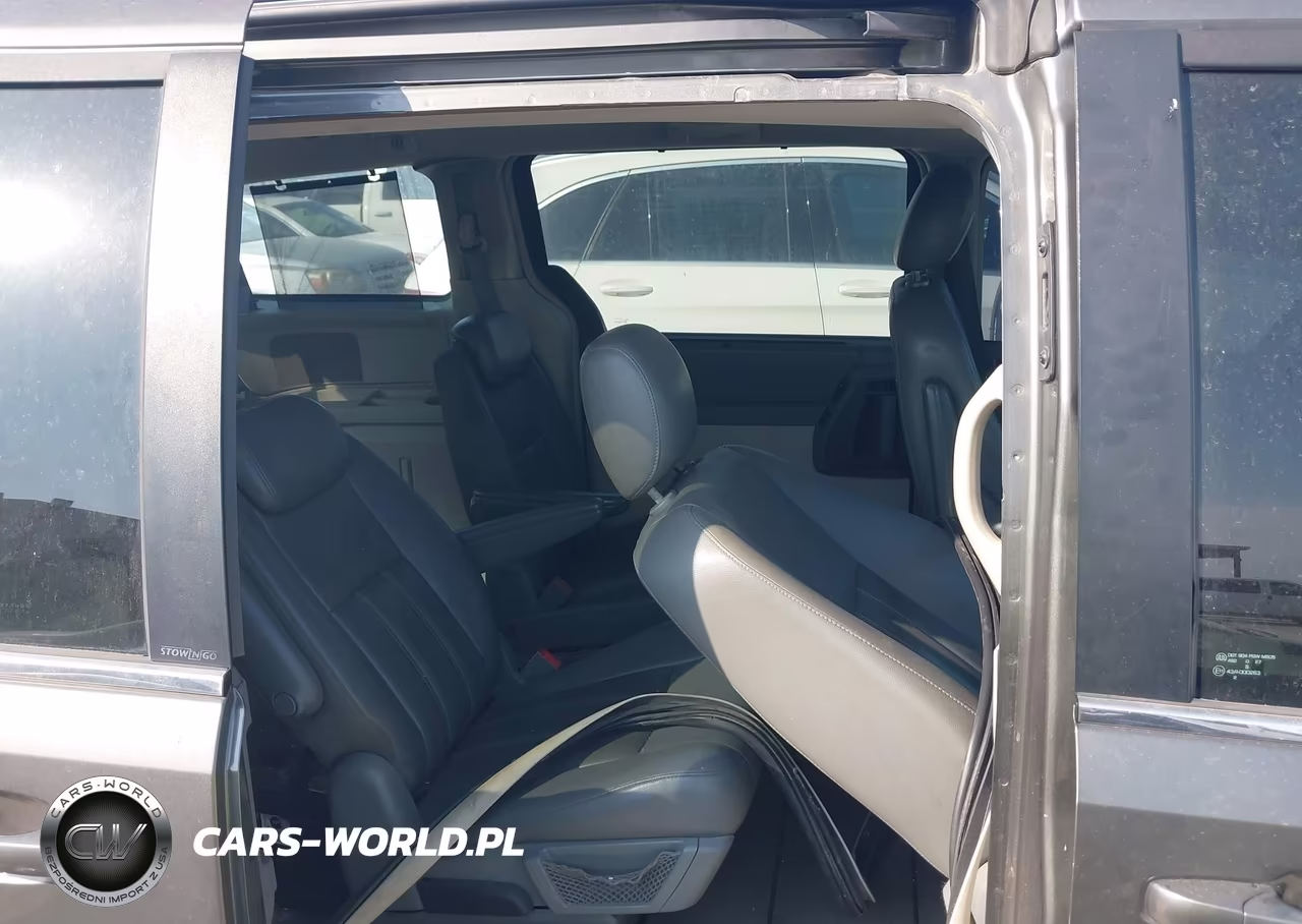2010 Chrysler Town & Country Touring VIN:2A4RR5DX5AR240227 - 8