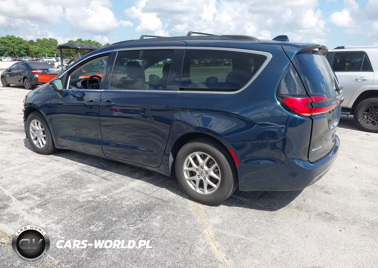 2022 Chrysler Pacifica Touring L VIN:2C4RC1BG4NR233357 - 3