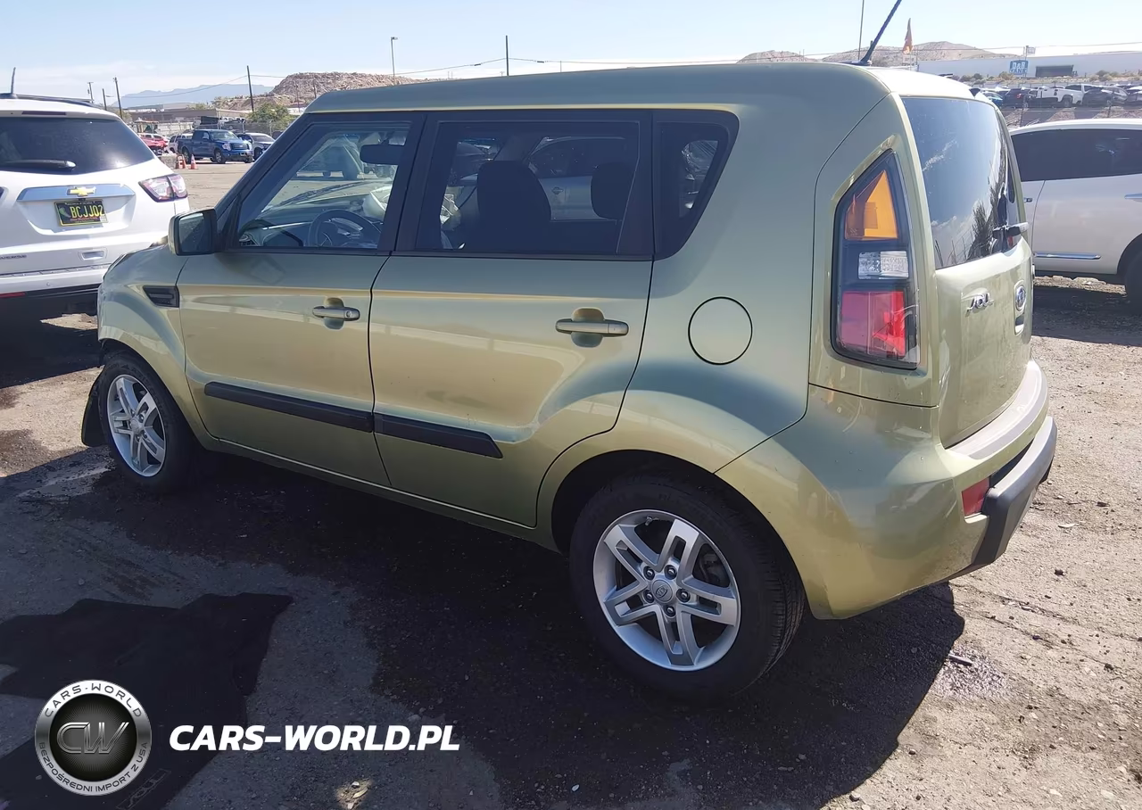 2011 Kia Soul + VIN:KNDJT2A22B7336136 - 3