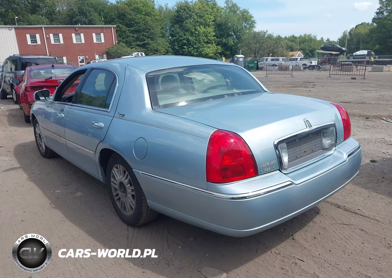 2009 Lincoln Town Car Signature Limited VIN:2LNHM82V39X610824 - 3