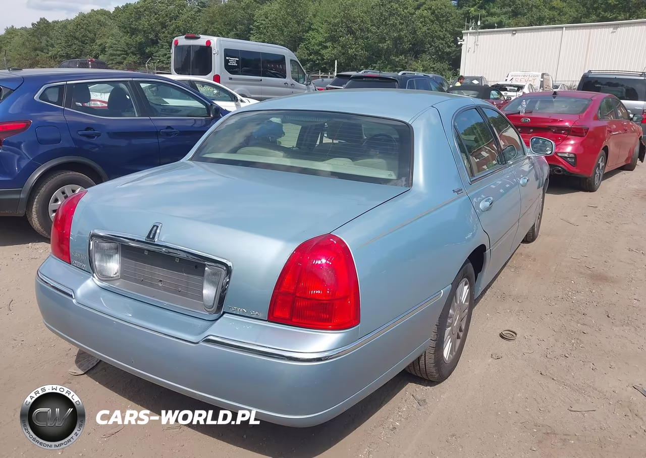 2009 Lincoln Town Car Signature Limited VIN:2LNHM82V39X610824 - 4