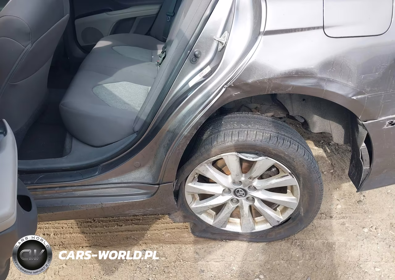 2018 Toyota Camry Le VIN:4T1B11HK8JU055318 - 18