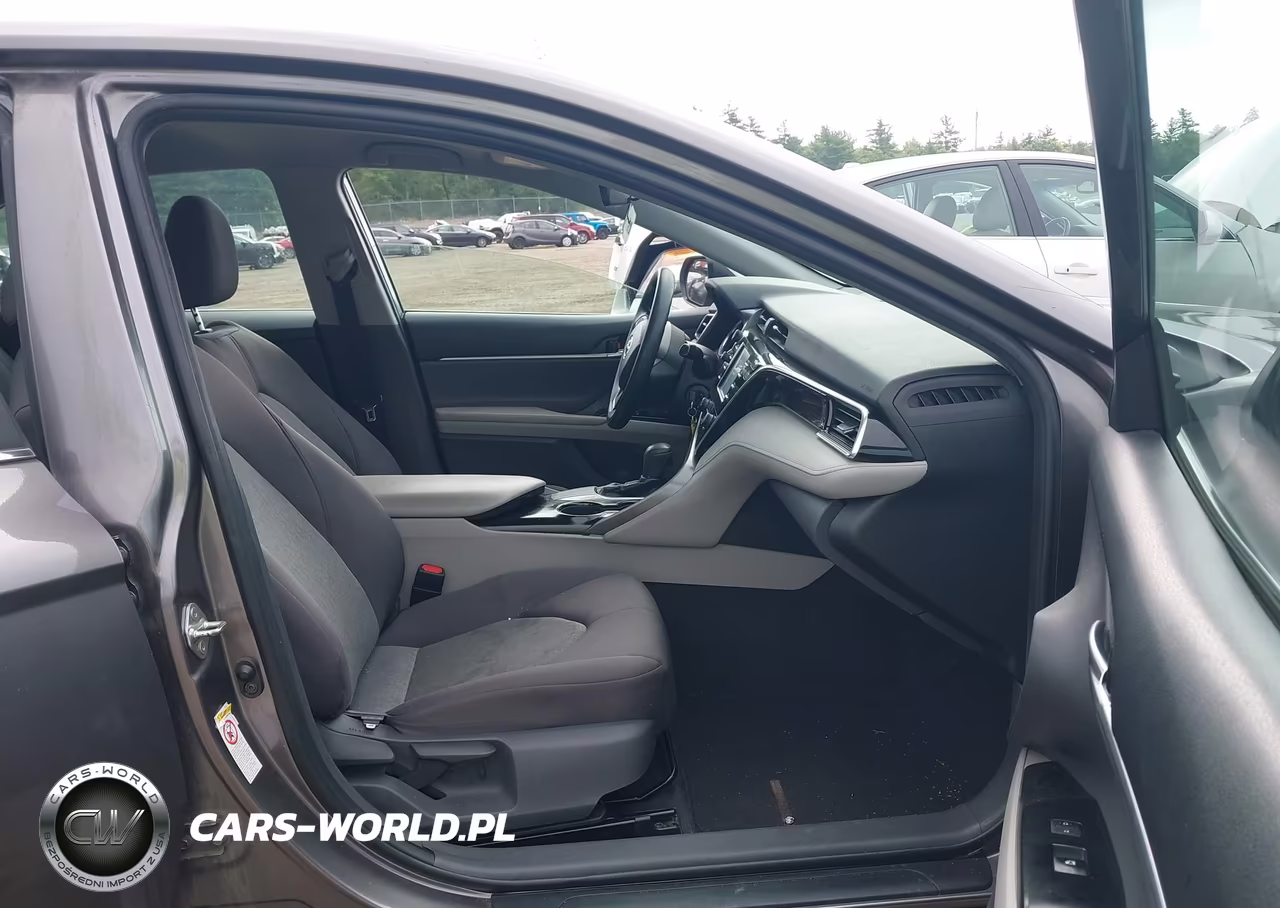 2018 Toyota Camry Le VIN:4T1B11HK8JU055318 - 5