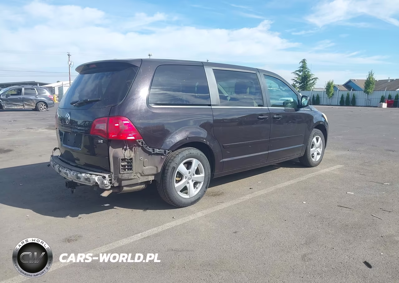 2010 Volkswagen Routan Se VIN:2V4RW3D1XAR281716 - 4