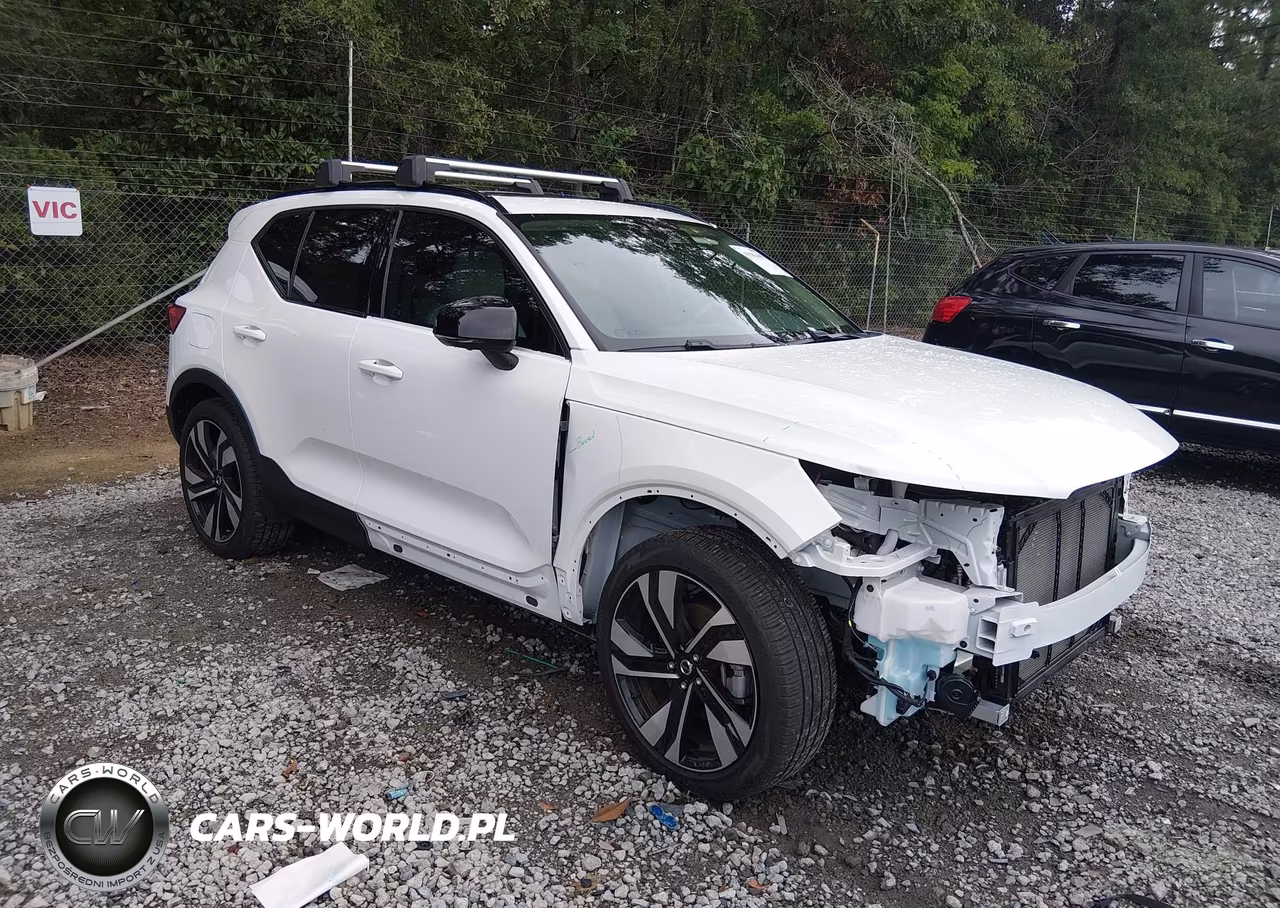 2025 Volvo Xc40 B5 Plus Dark Theme
