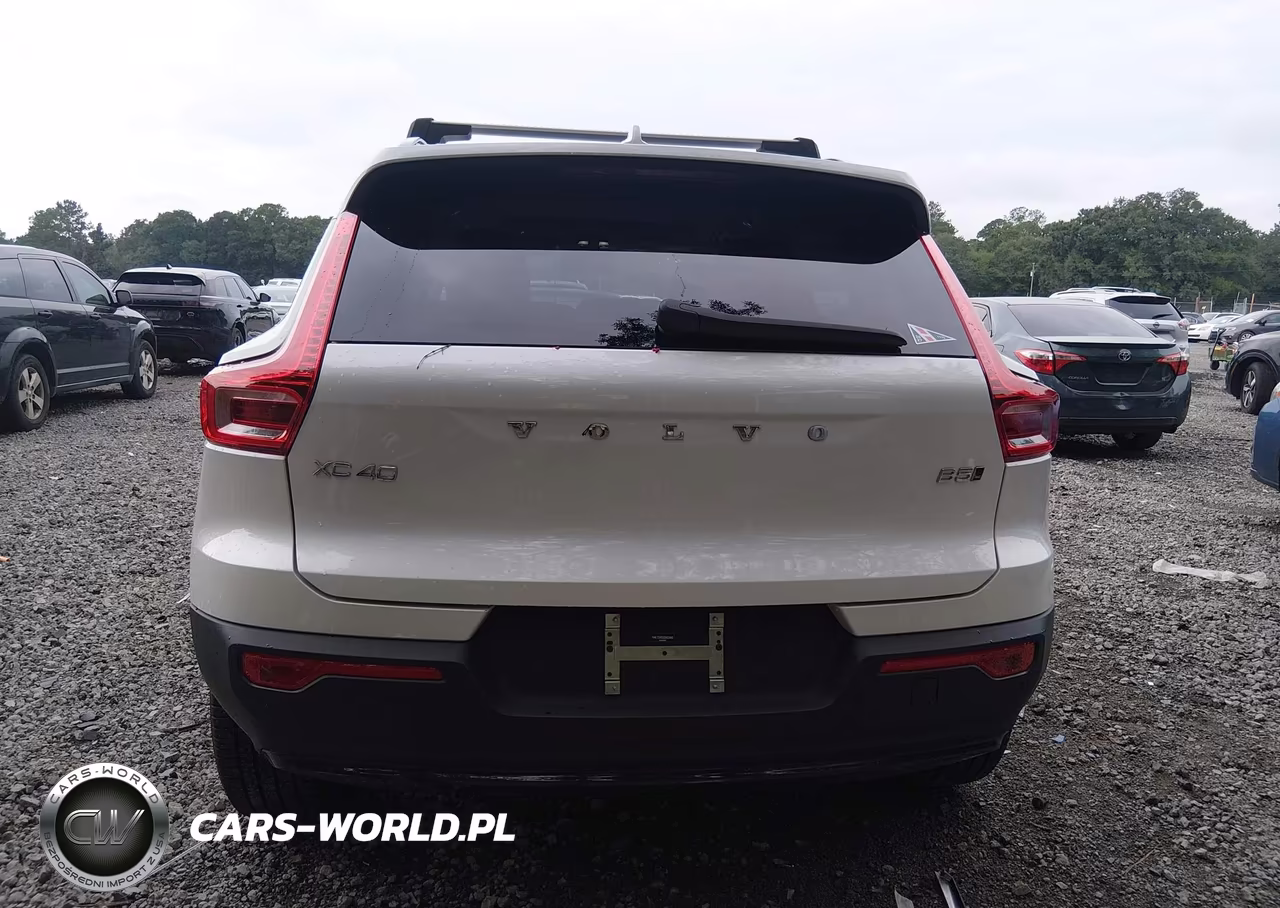 2025 Volvo Xc40 B5 Plus Dark Theme VIN:YV4L12UC5S2452945 - 17