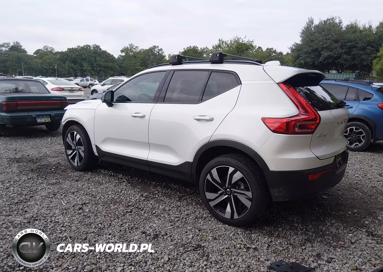 2025 Volvo Xc40 B5 Plus Dark Theme VIN:YV4L12UC5S2452945 - 3
