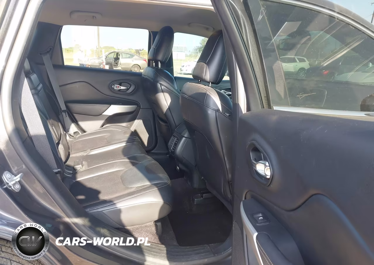 2018 Jeep Cherokee Latitude Plus 4X4 VIN:1C4PJMLX6JD515929 - 8