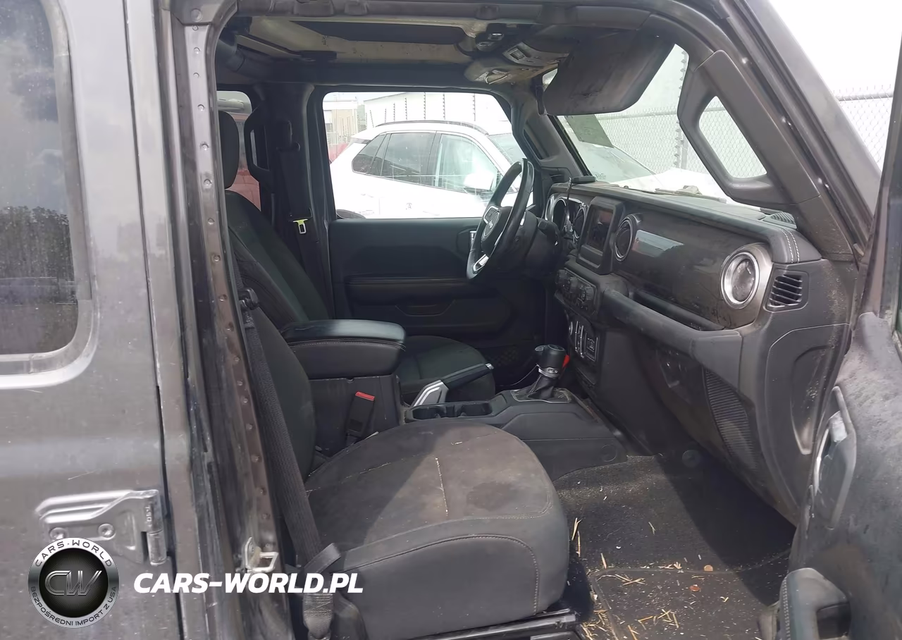 2018 Jeep Wrangler Unlimited Sahara 4X4 VIN:1C4HJXEG8JW156106 - 5