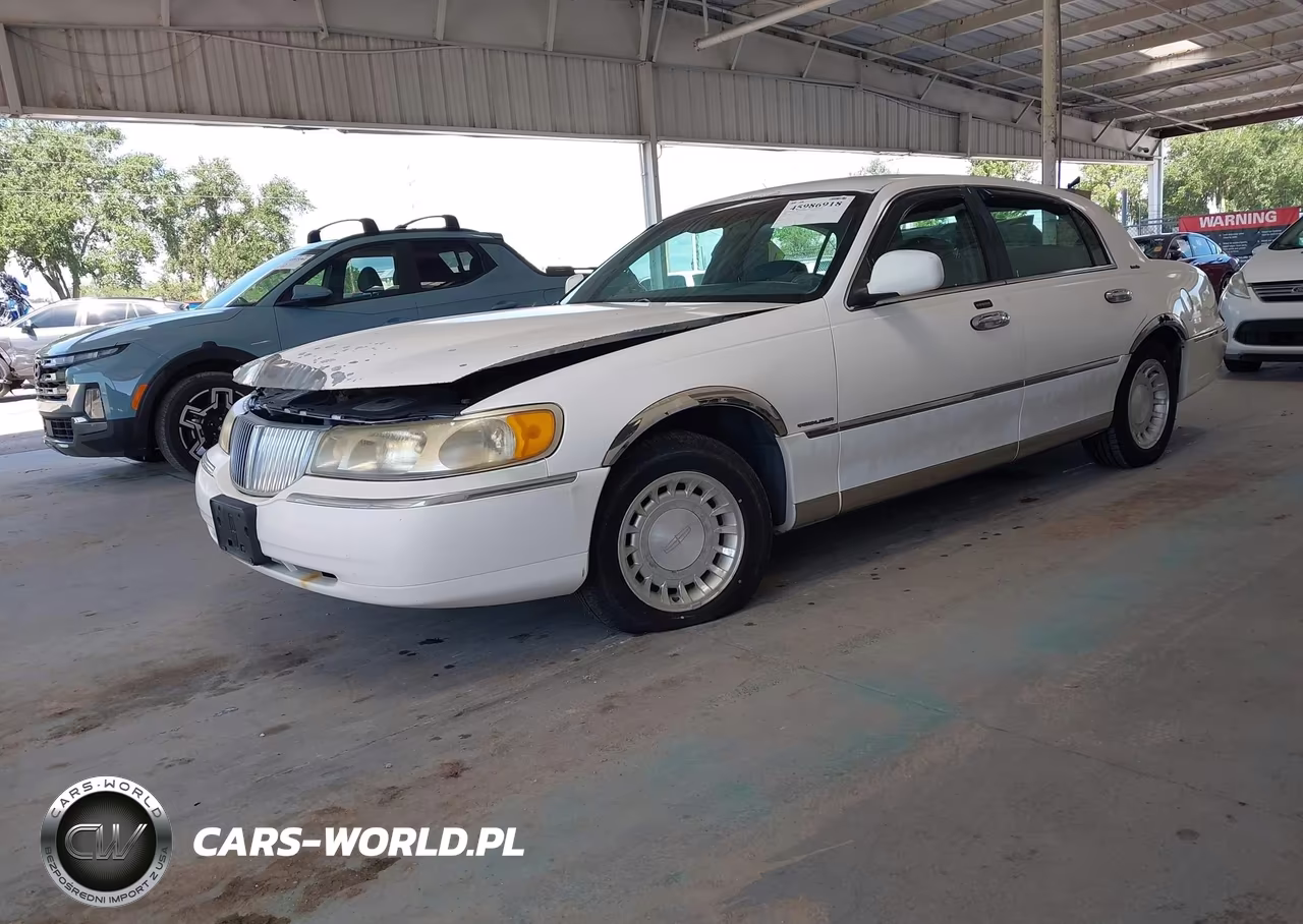 2000 Lincoln Town Car Executive VIN:1LNHM81W4YY838470 - 2