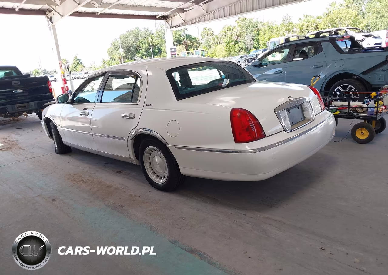 2000 Lincoln Town Car Executive VIN:1LNHM81W4YY838470 - 3