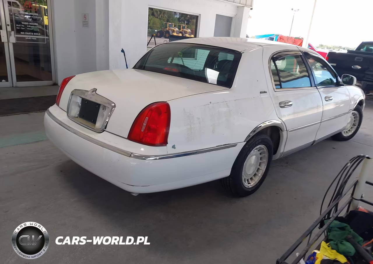 2000 Lincoln Town Car Executive VIN:1LNHM81W4YY838470 - 4