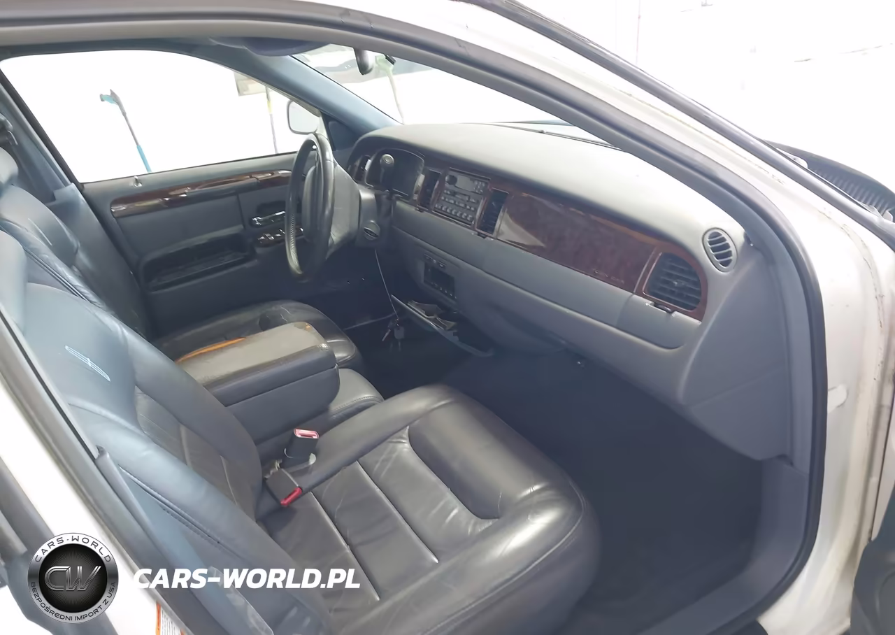 2000 Lincoln Town Car Executive VIN:1LNHM81W4YY838470 - 5