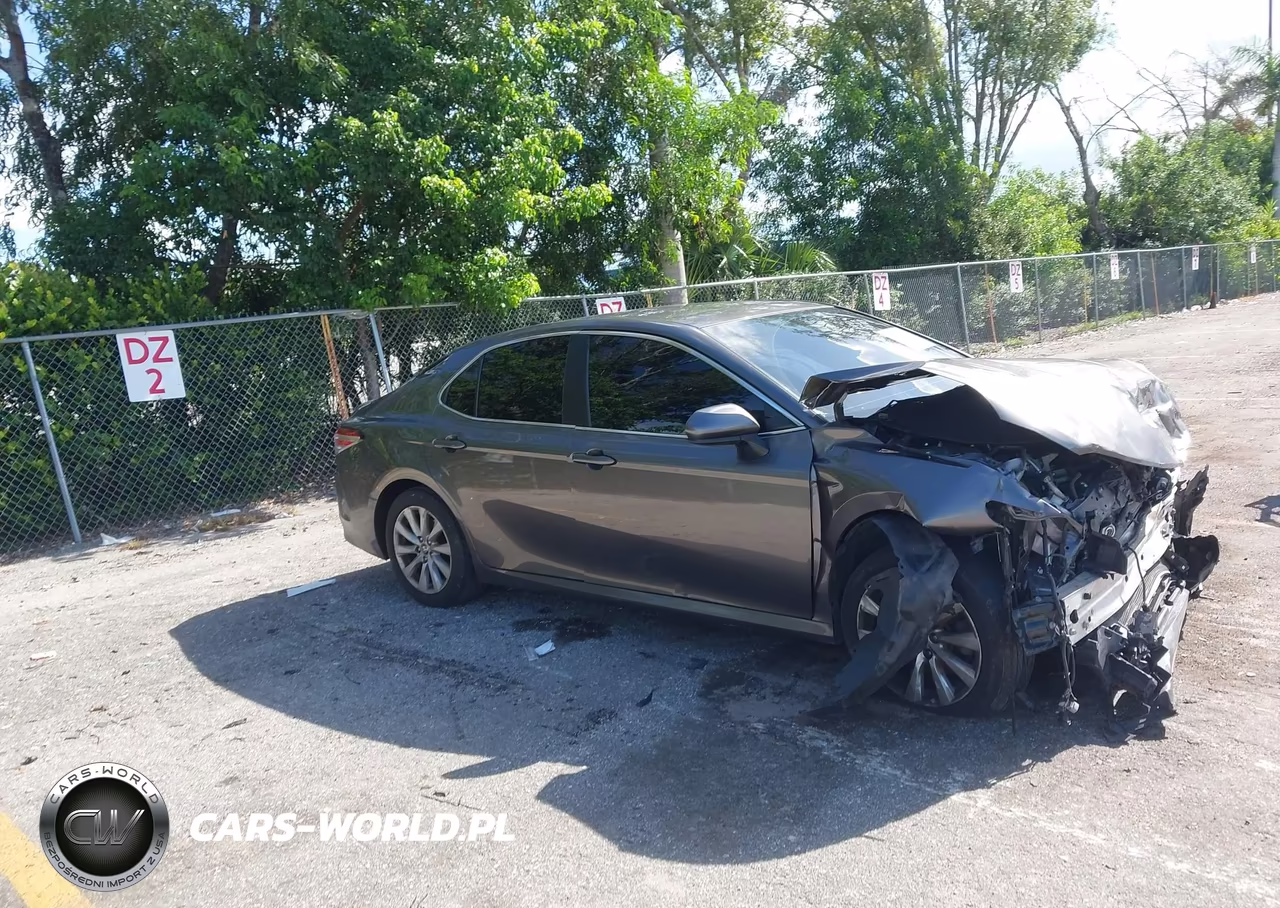 2020 Toyota Camry Le – zdjęcie 1 z 16
