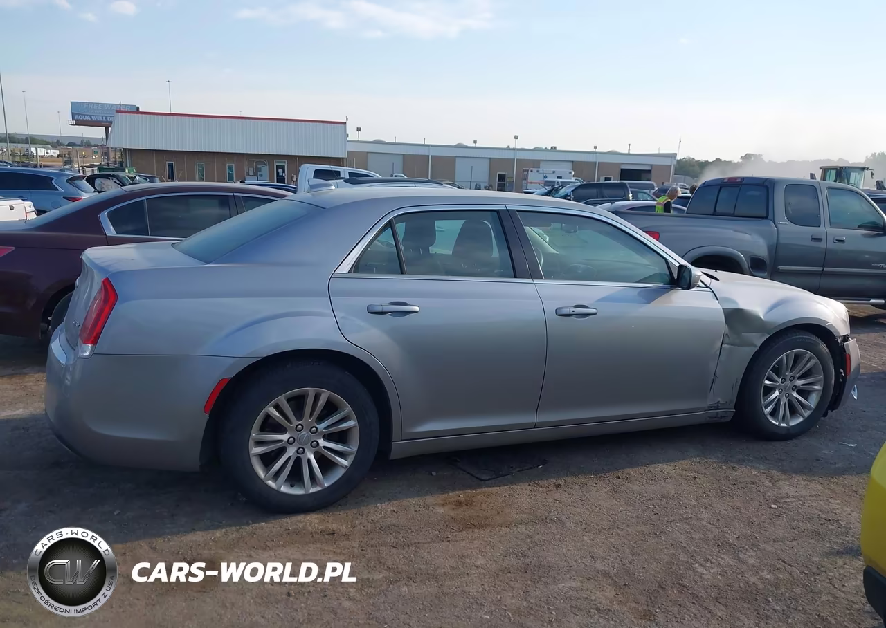 2018 Chrysler 300 Touring VIN:2C3CCAAG4JH208227 - 13