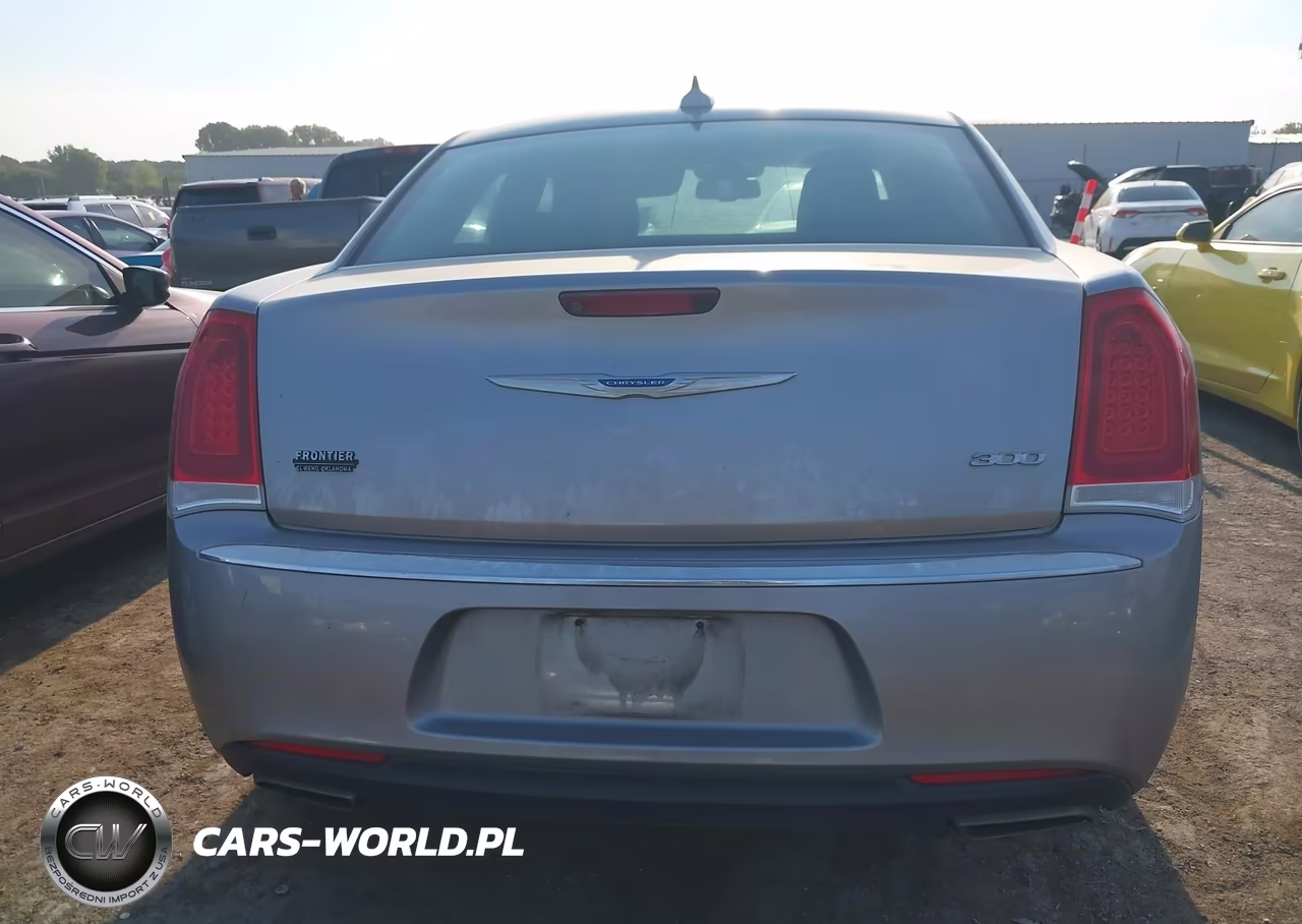 2018 Chrysler 300 Touring VIN:2C3CCAAG4JH208227 - 16