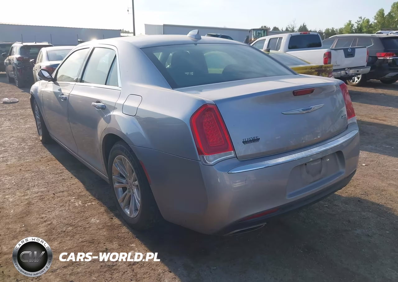 2018 Chrysler 300 Touring VIN:2C3CCAAG4JH208227 - 3