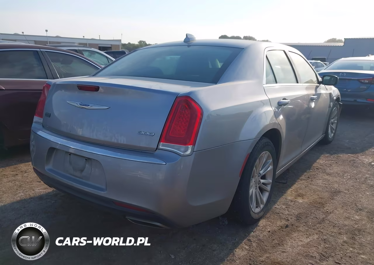 2018 Chrysler 300 Touring VIN:2C3CCAAG4JH208227 - 4
