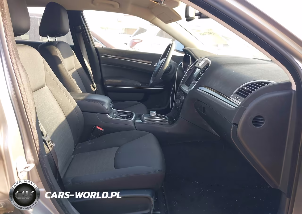 2018 Chrysler 300 Touring VIN:2C3CCAAG4JH208227 - 5