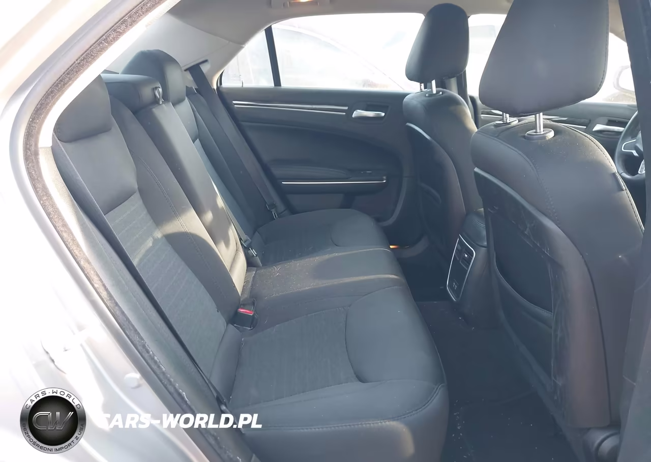 2018 Chrysler 300 Touring VIN:2C3CCAAG4JH208227 - 8