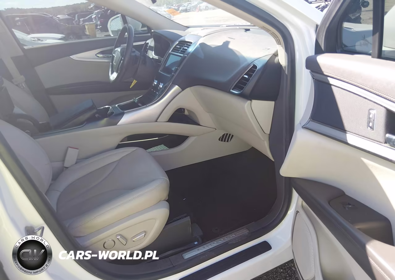 2020 Lincoln Nautilus Standard VIN:2LMPJ6J92LBL13968 - 5