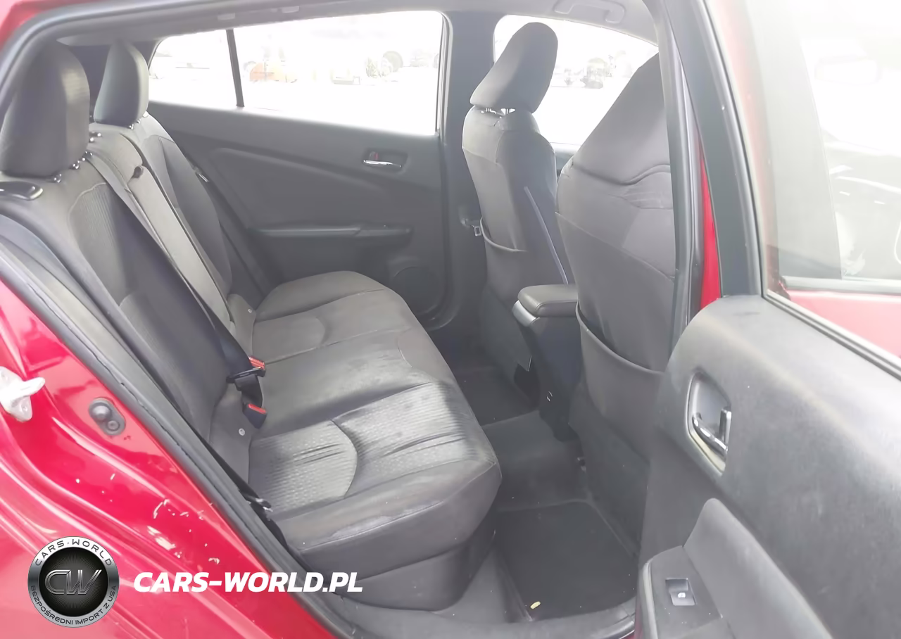 2018 Toyota Prius Three VIN:JTDKARFU3J3067499 - 8