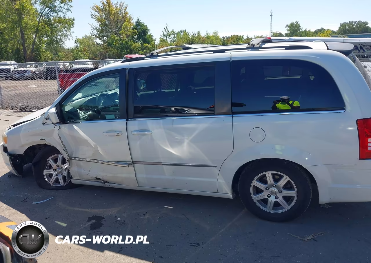 2010 Chrysler Town & Country Touring VIN:2A4RR5D15AR501125 - 14