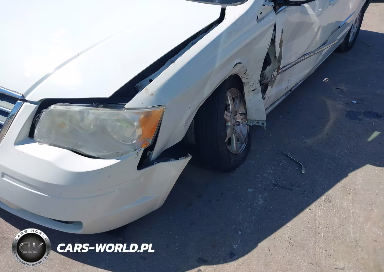 2010 Chrysler Town & Country Touring VIN:2A4RR5D15AR501125 - 17