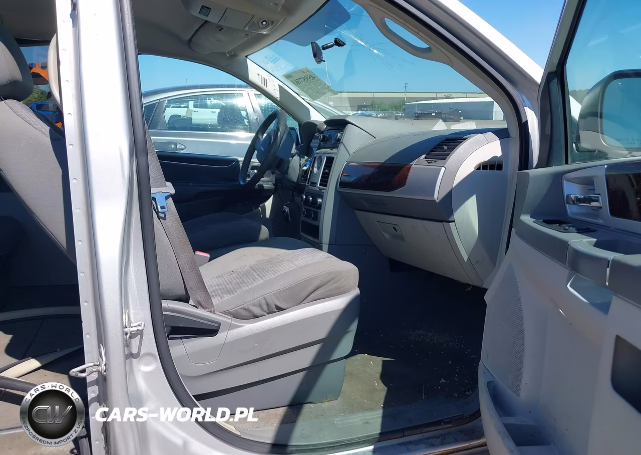2010 Chrysler Town & Country Touring VIN:2A4RR5D15AR501125 - 5