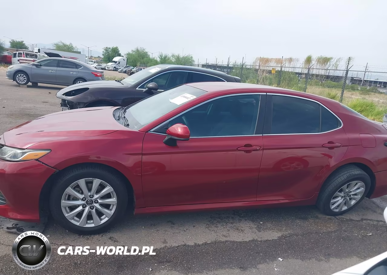 2018 Toyota Camry Le VIN:4T1B11HK5JU593152 - 14