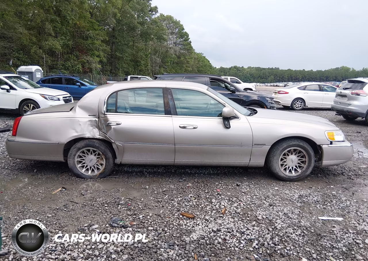 2000 Lincoln Town Car Signature VIN:1LNHM82W9YY794805 - 13