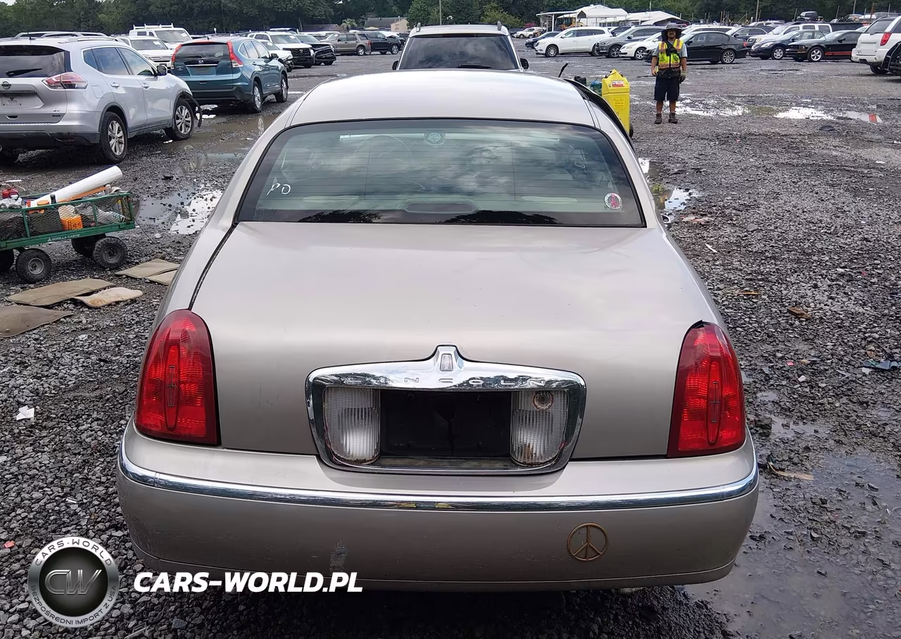2000 Lincoln Town Car Signature VIN:1LNHM82W9YY794805 - 16