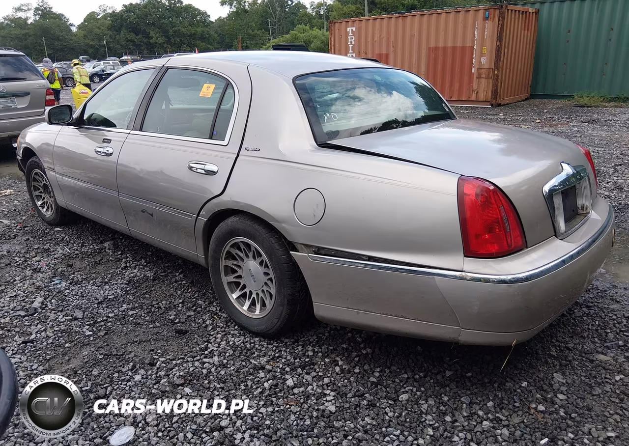 2000 Lincoln Town Car Signature VIN:1LNHM82W9YY794805 - 3