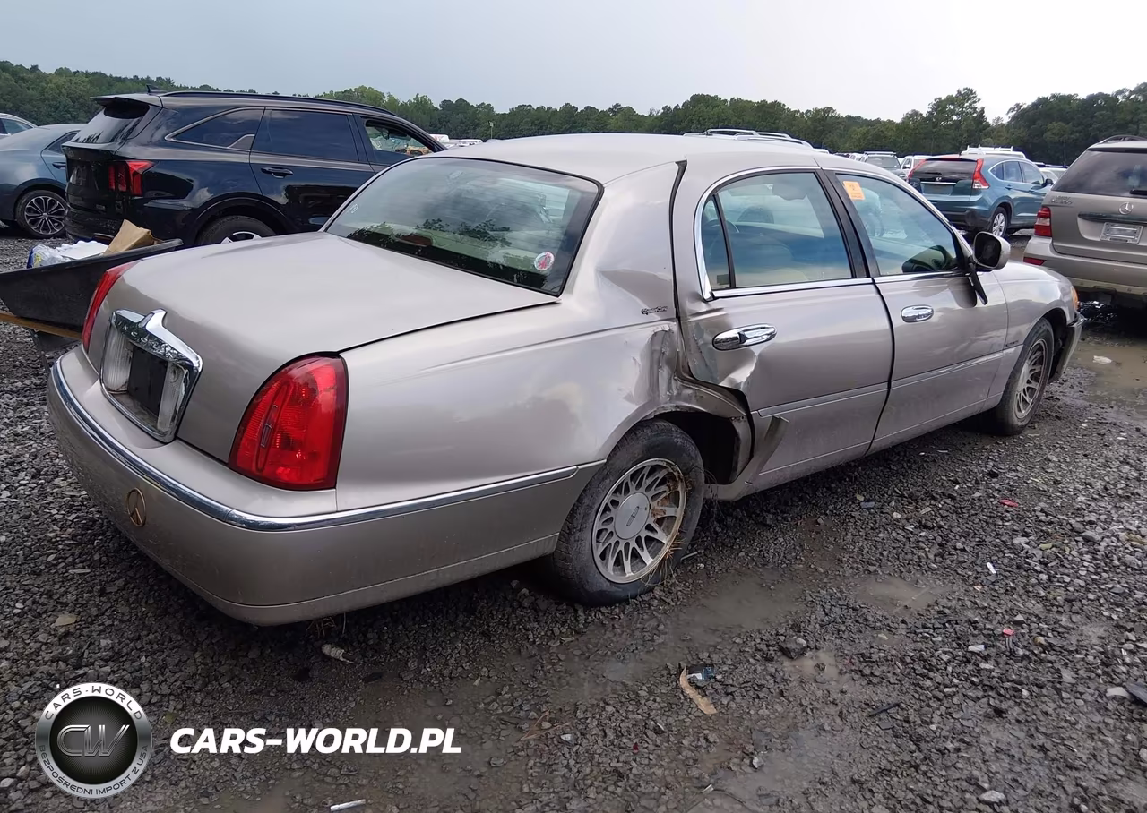 2000 Lincoln Town Car Signature VIN:1LNHM82W9YY794805 - 4