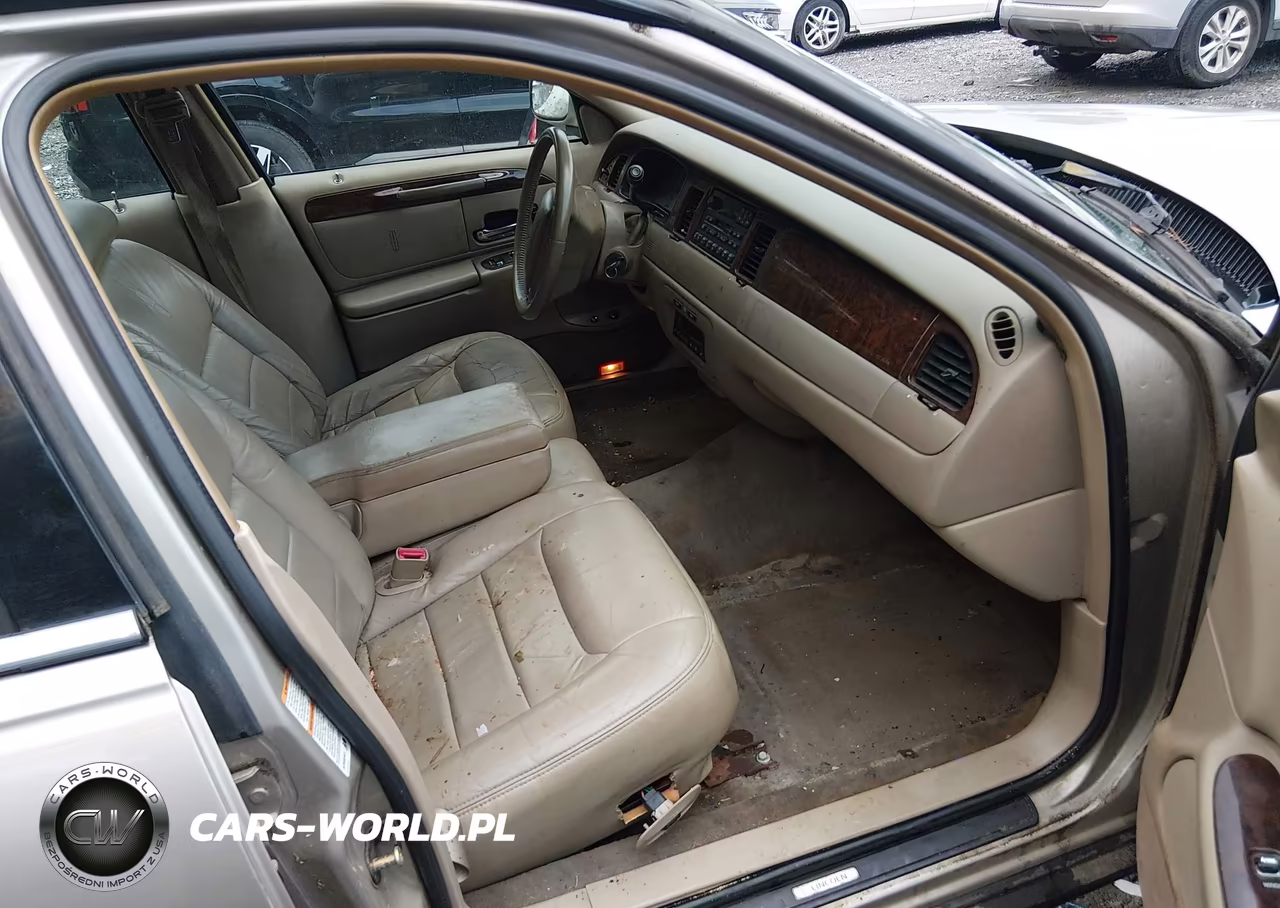 2000 Lincoln Town Car Signature VIN:1LNHM82W9YY794805 - 5