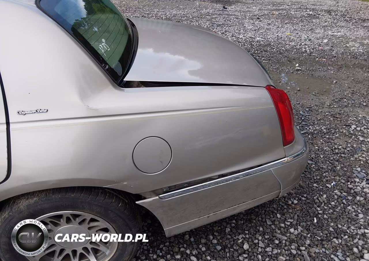2000 Lincoln Town Car Signature VIN:1LNHM82W9YY794805 - 6