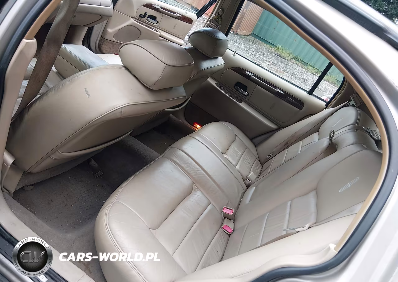 2000 Lincoln Town Car Signature VIN:1LNHM82W9YY794805 - 8