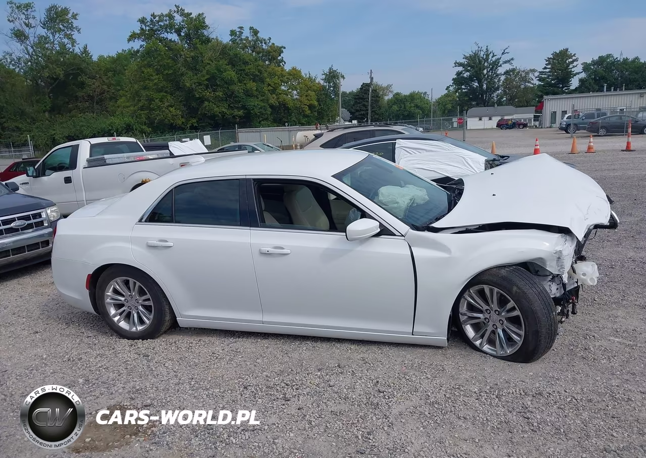 2019 Chrysler 300 Touring VIN:2C3CCAAG4KH745925 - 14