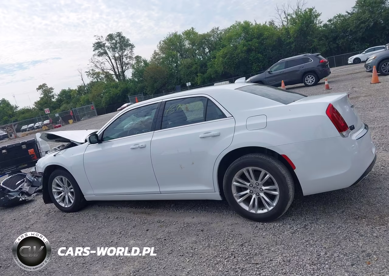 2019 Chrysler 300 Touring VIN:2C3CCAAG4KH745925 - 15