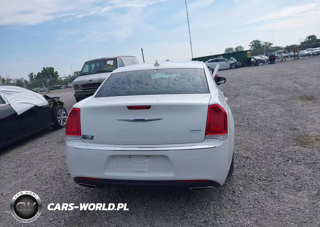 2019 Chrysler 300 Touring VIN:2C3CCAAG4KH745925 - 17