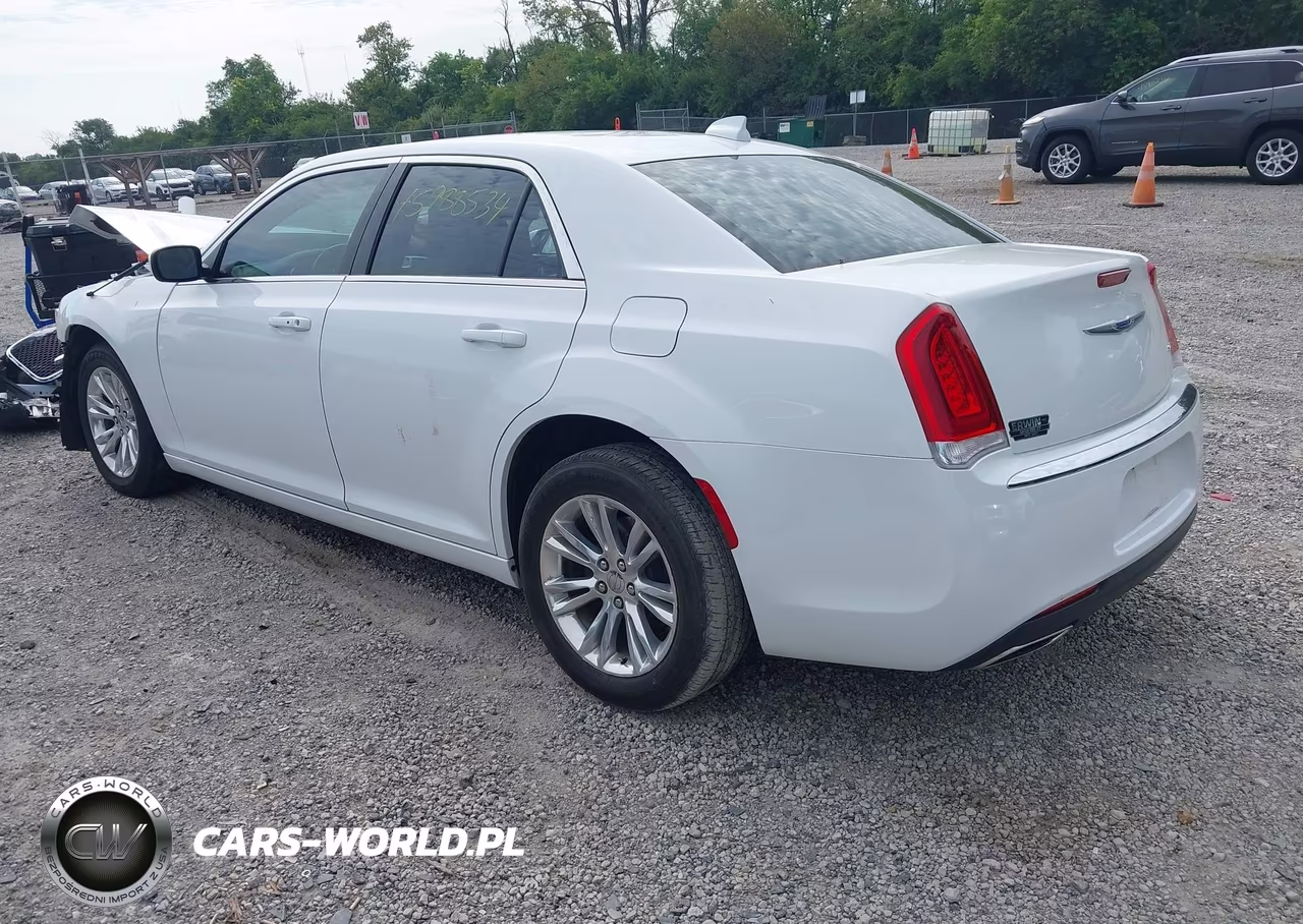 2019 Chrysler 300 Touring VIN:2C3CCAAG4KH745925 - 3