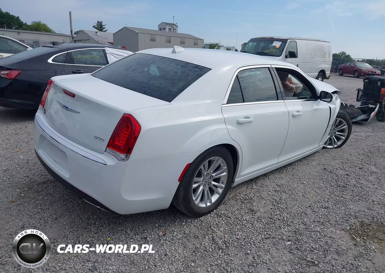 2019 Chrysler 300 Touring VIN:2C3CCAAG4KH745925 - 4
