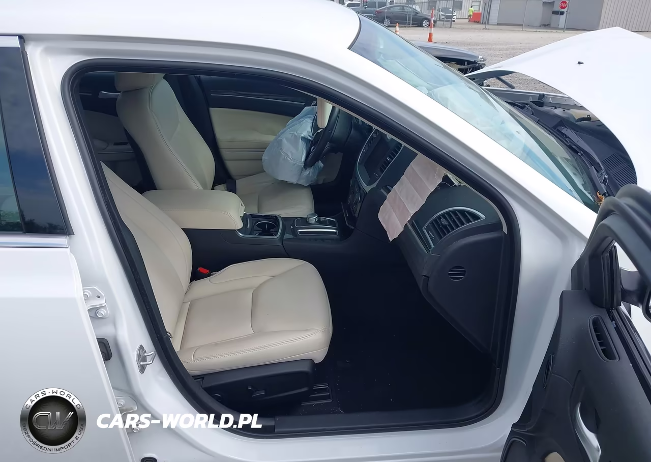 2019 Chrysler 300 Touring VIN:2C3CCAAG4KH745925 - 5
