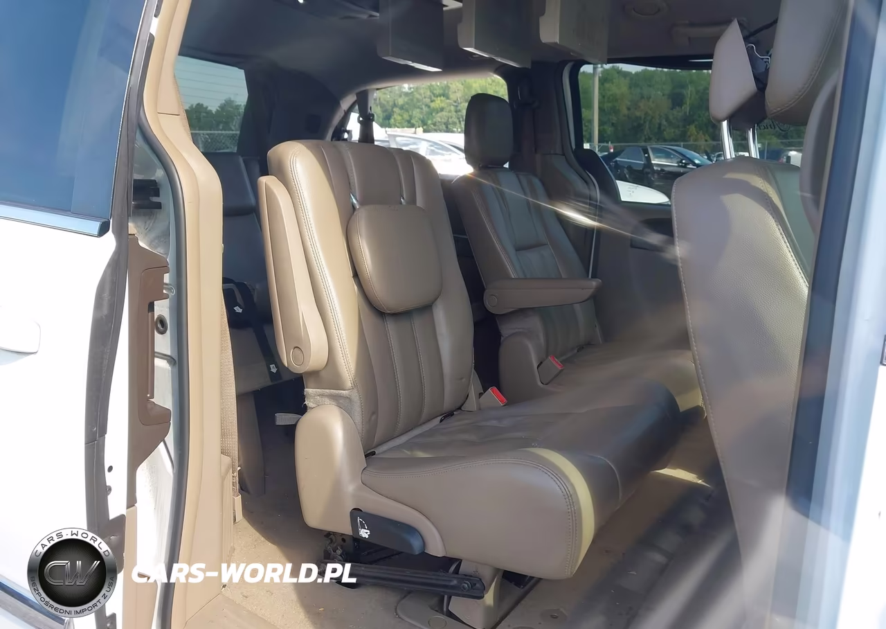 2015 Chrysler Town & Country Touring VIN:2C4RC1BG9FR561553 - 8
